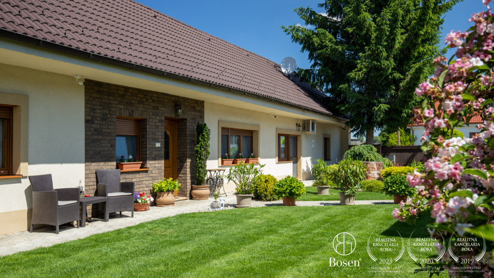 BOSEN | Priestranný 4-izbový rodinný dom s čarovnou záhradou, Michal na Ostrove