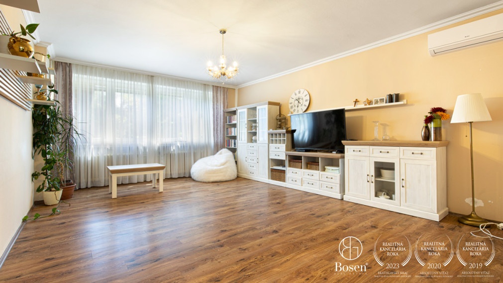 BOSEN | Priestranný rodinný dom s ateliérom a pivnicou, Vozokany