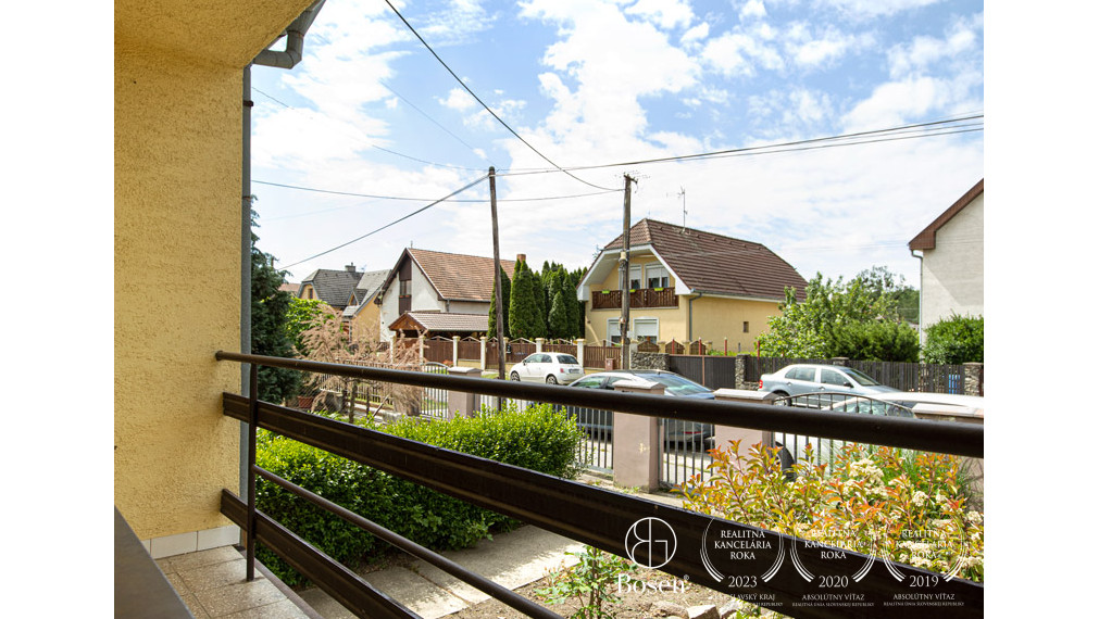 BOSEN | Priestranný rodinný dom s ateliérom a pivnicou, Vozokany