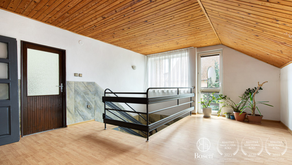 BOSEN | Priestranný rodinný dom s ateliérom a pivnicou, Vozokany