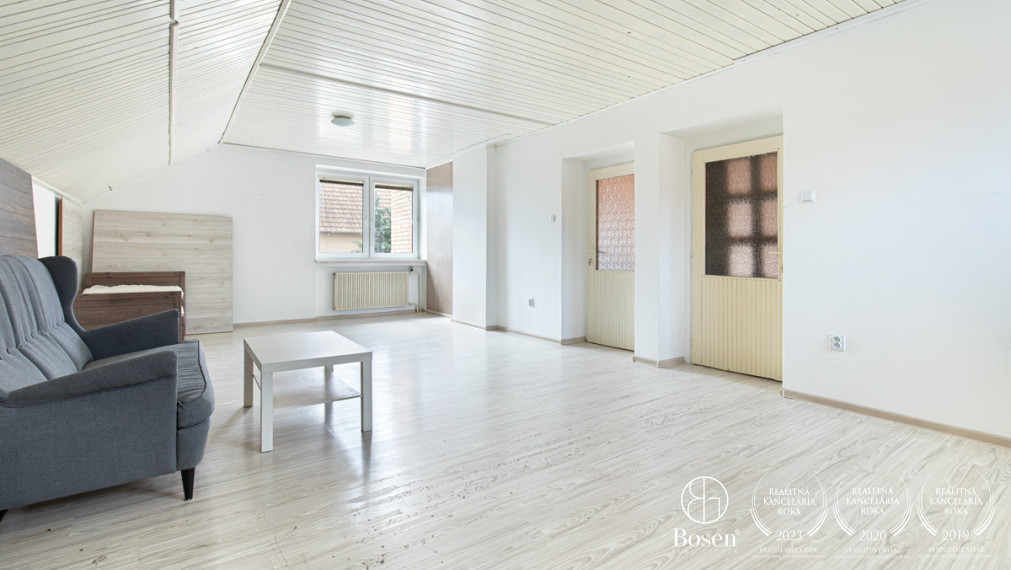 BOSEN | Priestranný rodinný dom s ateliérom a pivnicou, Vozokany