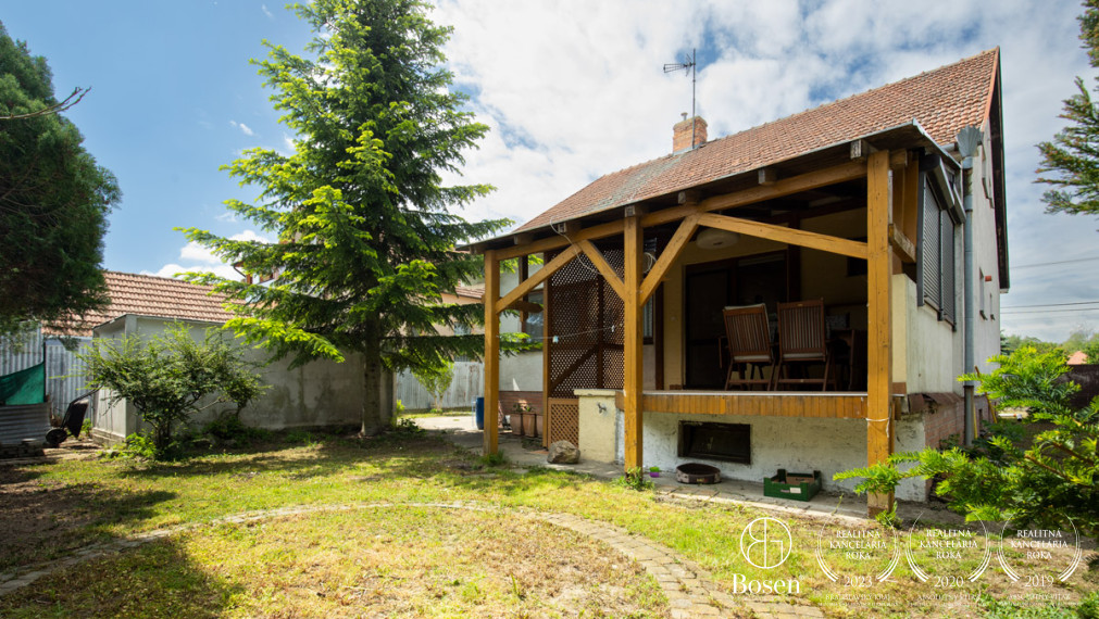 BOSEN | Priestranný rodinný dom s ateliérom a pivnicou, Vozokany