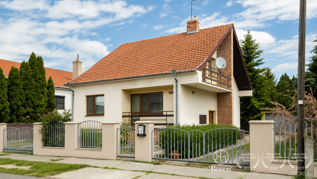 BOSEN | Priestranný rodinný dom s ateliérom a pivnicou, Vozokany