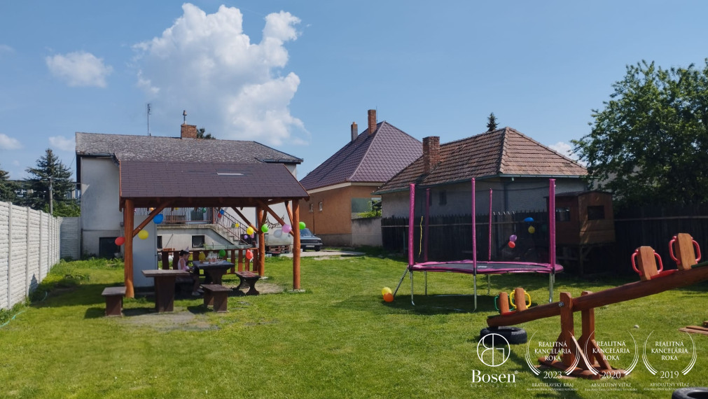 BOSEN | Priestranný 4-izbový rodinný dom s veľkým pozemkom a investičným potenciálom, Rohovce