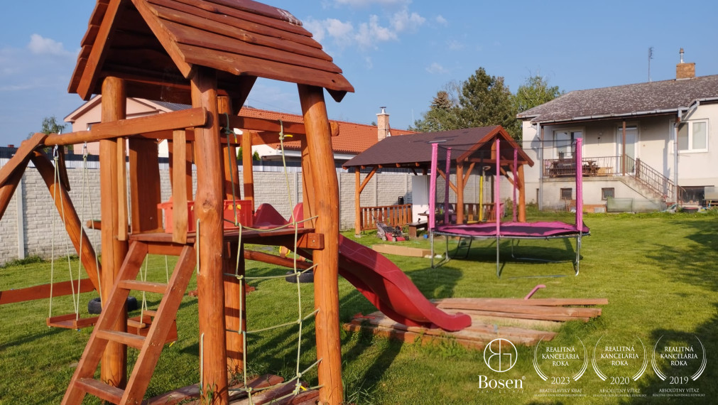 BOSEN | Priestranný 4-izbový rodinný dom s veľkým pozemkom a investičným potenciálom, Rohovce