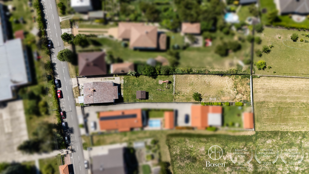 BOSEN | Priestranný 4-izbový rodinný dom s veľkým pozemkom a investičným potenciálom, Rohovce