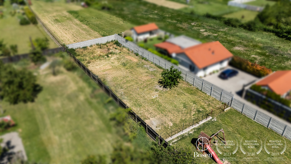 BOSEN | Priestranný 4-izbový rodinný dom s veľkým pozemkom a investičným potenciálom, Rohovce
