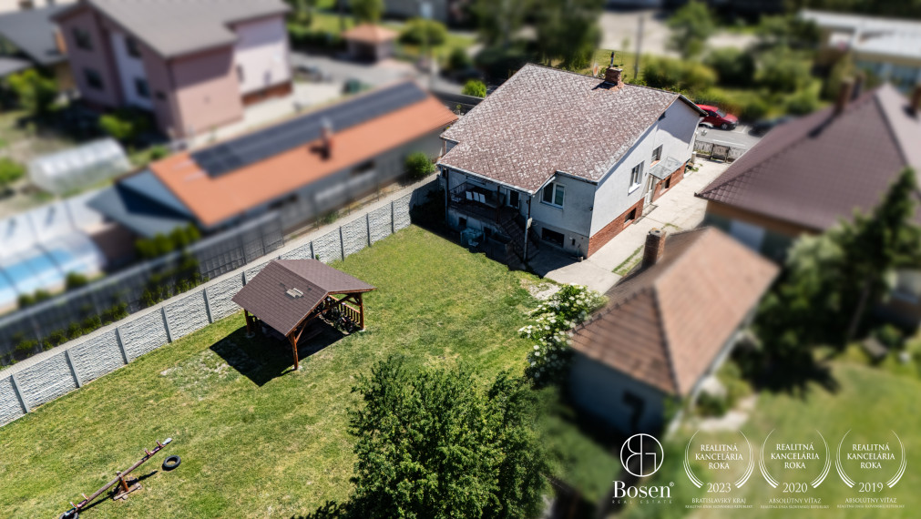 BOSEN | Priestranný 4-izbový rodinný dom s veľkým pozemkom a investičným potenciálom, Rohovce