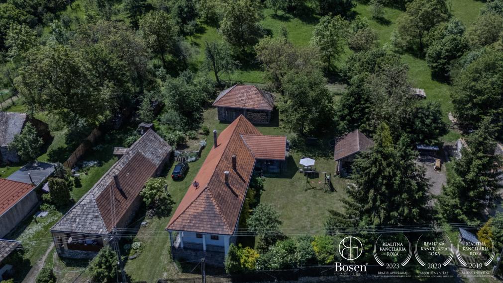 BOSEN | Na predaj rozprávkový rodinný dom v obci Lentvora.