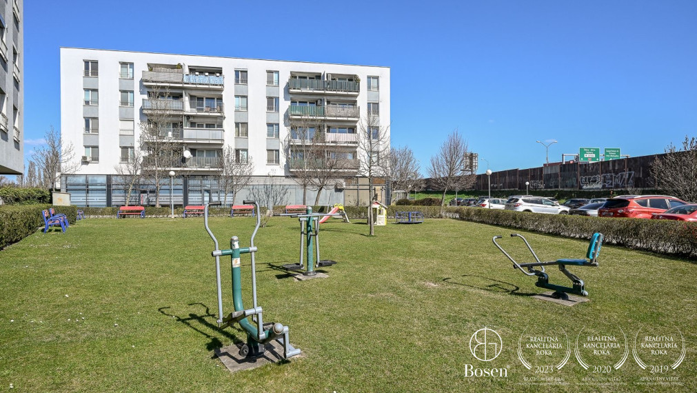BOSEN | Kompletne zariadený 2 izbový byt s parkovaním  a balkónom – Ružinov, 72,50 m²