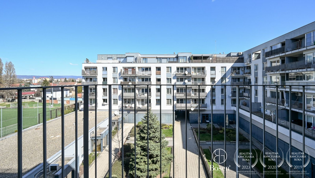 BOSEN | Kompletne zariadený 2 izbový byt s parkovaním  a balkónom – Ružinov, 72,50 m²