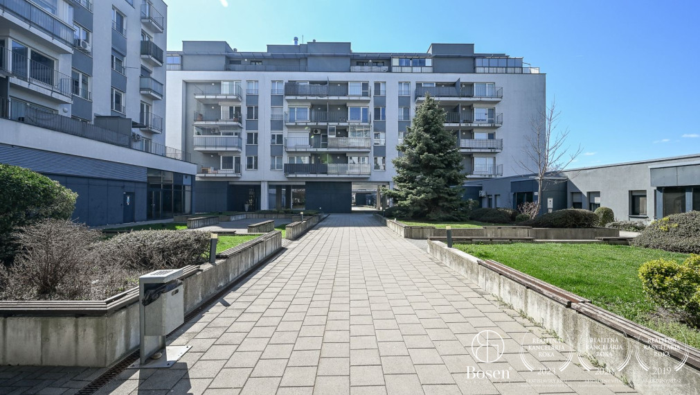 BOSEN | Kompletne zariadený 2 izbový byt s parkovaním  a balkónom – Ružinov, 72,50 m²
