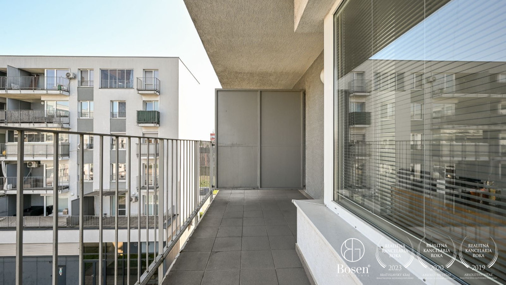 BOSEN | Kompletne zariadený 2 izbový byt s parkovaním  a balkónom – Ružinov, 72,50 m²