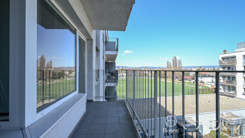 BOSEN | Kompletne zariadený 2 izbový byt s parkovaním  a balkónom – Ružinov, 72,50 m²
