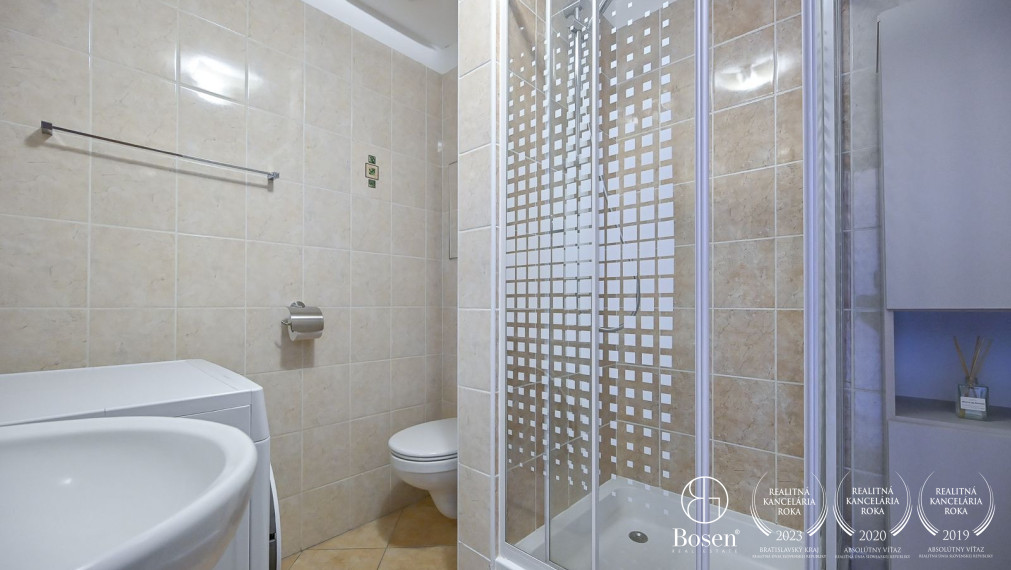 BOSEN | Kompletne zariadený 2 izbový byt s parkovaním  a balkónom – Ružinov, 72,50 m²