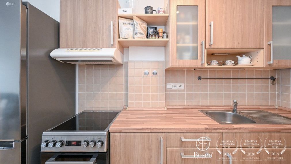 BOSEN | Kompletne zariadený 2 izbový byt s parkovaním  a balkónom – Ružinov, 72,50 m²