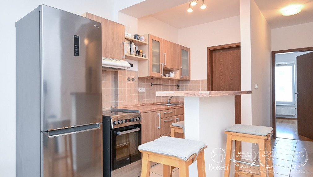 BOSEN | Kompletne zariadený 2 izbový byt s parkovaním  a balkónom – Ružinov, 72,50 m²