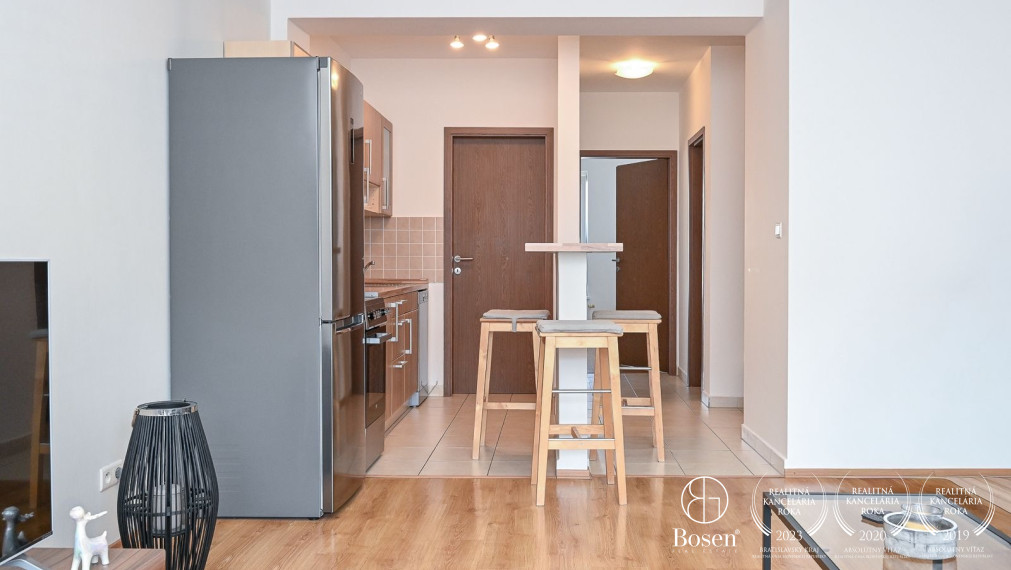 BOSEN | Kompletne zariadený 2 izbový byt s parkovaním  a balkónom – Ružinov, 72,50 m²