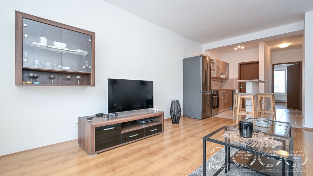 BOSEN | Kompletne zariadený 2 izbový byt s parkovaním  a balkónom – Ružinov, 72,50 m²