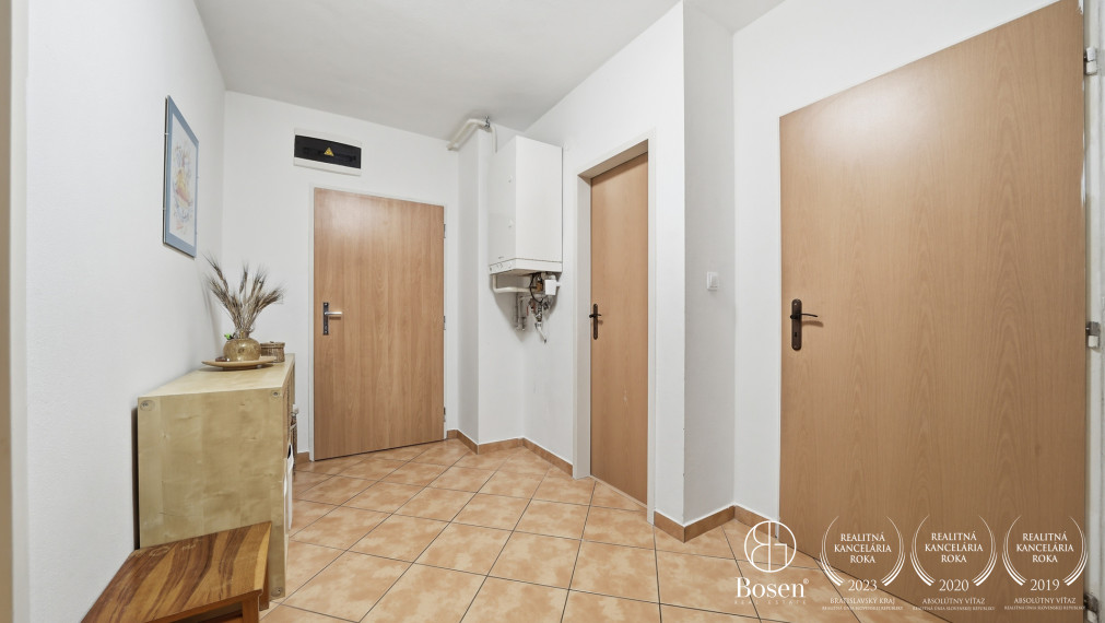 BOSEN GROUP | 3 izb. byt s terasou, balkónom a 2 park. miestami
