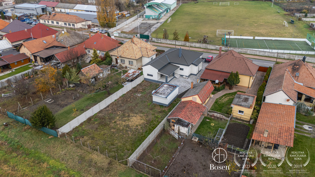 BOSEN | 4 izbový bungalov s pivnicou a veľkorysým pozemkom – Veľké Dvorníky, len 2 min od Dunajskej Stredy