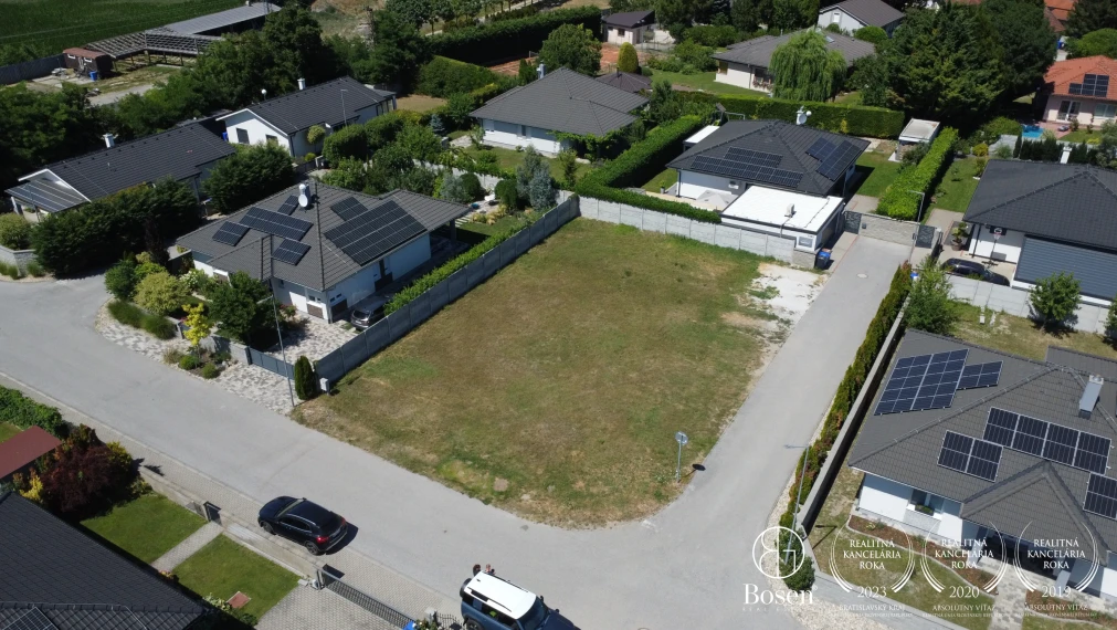 LOYALTERS | Stavebný pozemok Kvetoslavov - Karolinum, 595 m²