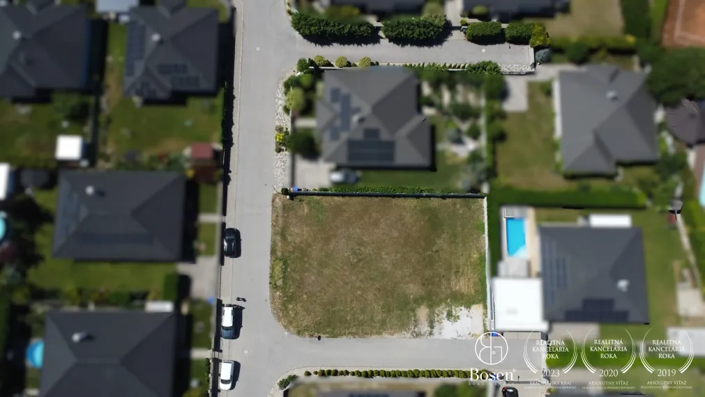 LOYALTERS | Stavebný pozemok Kvetoslavov - Karolinum, 595 m²
