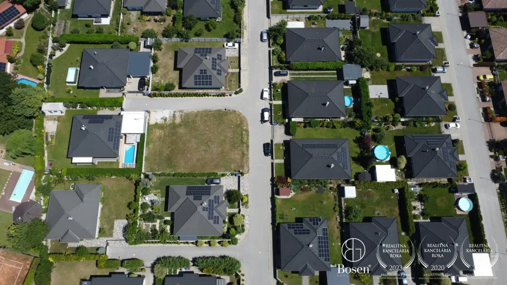 LOYALTERS | Stavebný pozemok Kvetoslavov - Karolinum, 595 m²