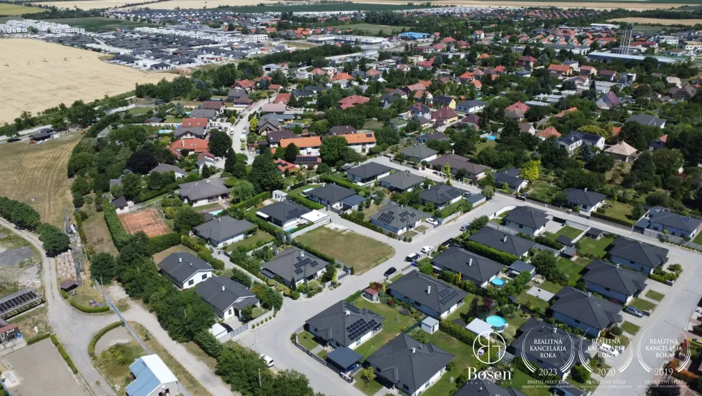 LOYALTERS | Stavebný pozemok Kvetoslavov - Karolinum, 595 m²