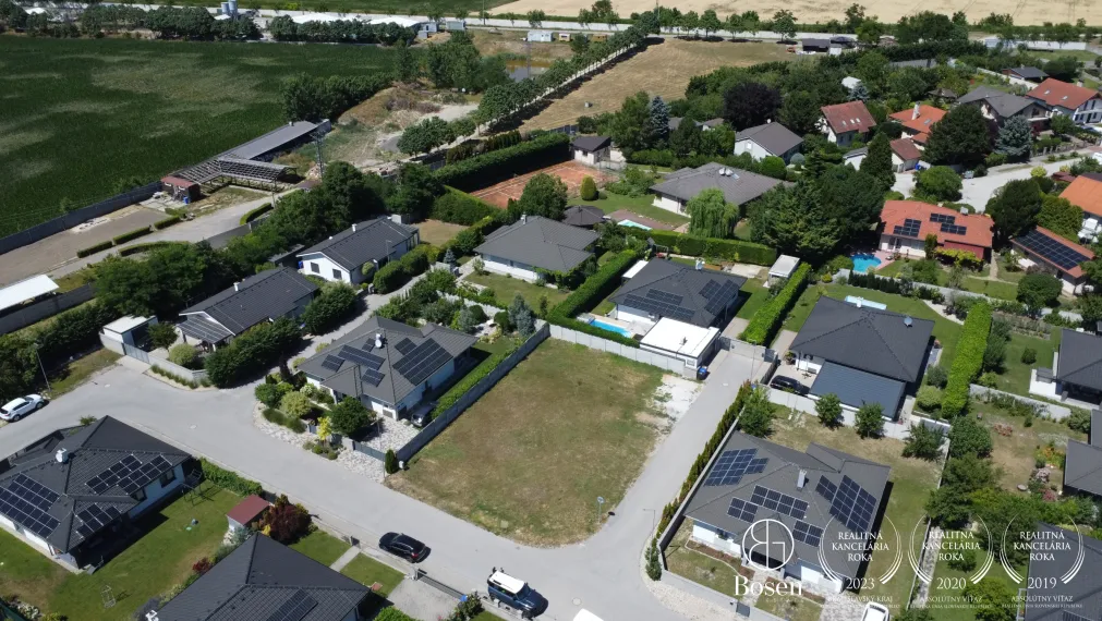 LOYALTERS | Stavebný pozemok Kvetoslavov - Karolinum, 595 m²