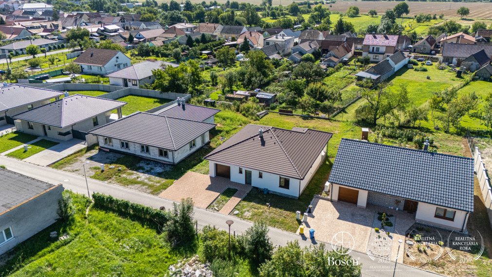 BOSEN | Moderný 4 izbový rodinný dom s garážou a veľkým pozemkom, Dojč