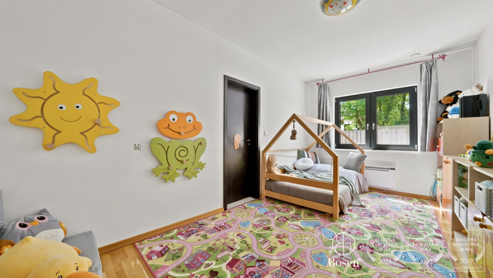 BOSEN | Moderné bývanie v súkromí – 5 izbový dom s wellness a trojgarážou