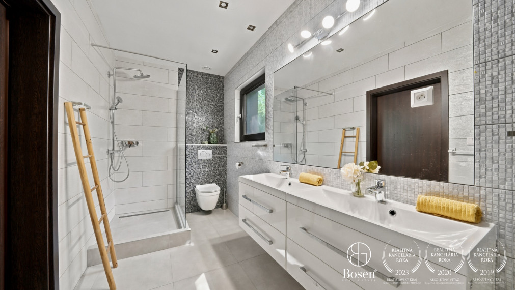 BOSEN | Moderné bývanie v súkromí – 5 izbový dom s wellness a trojgarážou