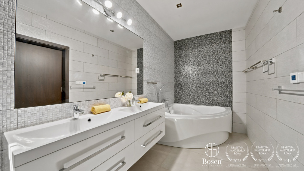 BOSEN | Moderné bývanie v súkromí – 5 izbový dom s wellness a trojgarážou