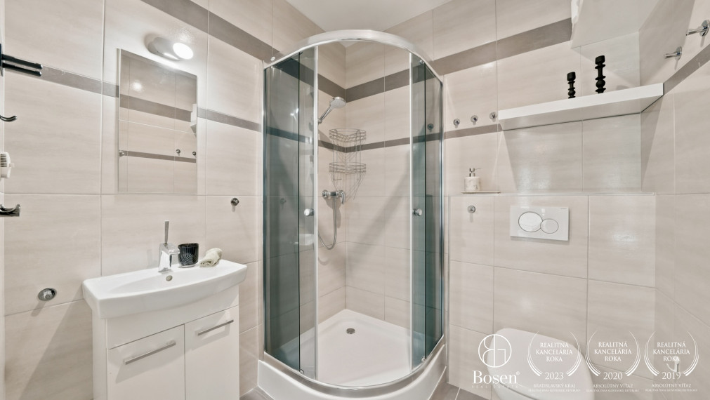BOSEN | Moderné bývanie v súkromí – 5 izbový dom s wellness a trojgarážou