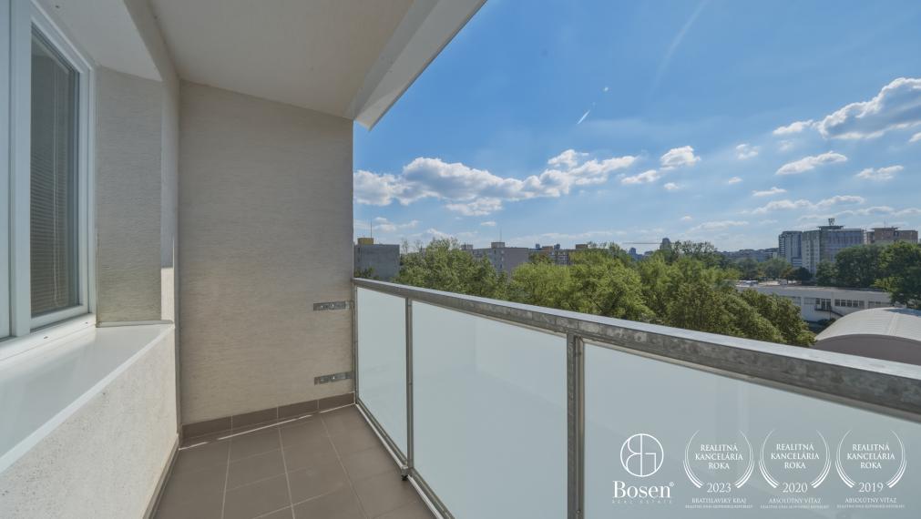 BOSEN | Kompletne zrekonštruovaný a zariadený 2 izbový byt s loggiou, 46 m², Ružinov, Haburská