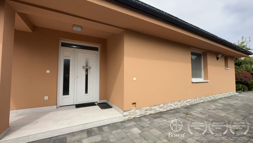 BOSEN | Nadštandardný 4-izbový rodinný dom s budovou pre hostí v obci Trstice