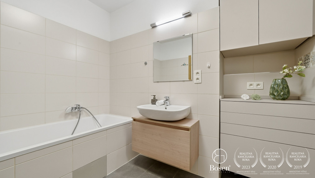 BOSEN | Veľkorysý 4 izbový byt s dvomi terasami a 3 parkovacími miestami, Vila Rustica