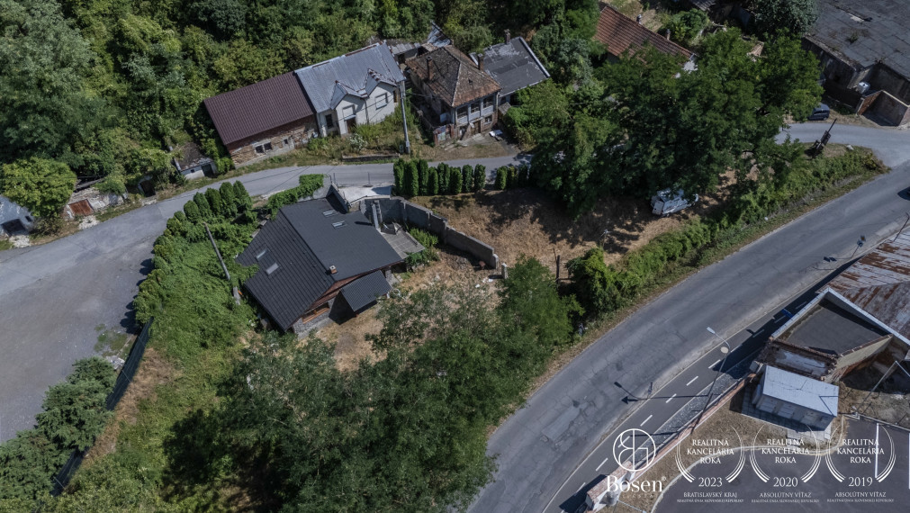 BOSEN | Na predaj 2izbový vínny domček s 22m dlhou vínnou pivnicou