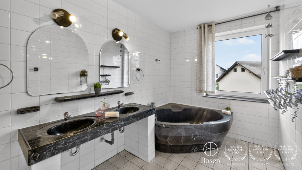 BOSEN | Rodinný dom s dvojgarážou v obci Kalinovo, 608m2.