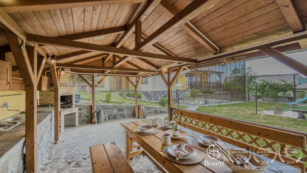 BOSEN | Rodinný dom s dvojgarážou v obci Kalinovo, 608m2.