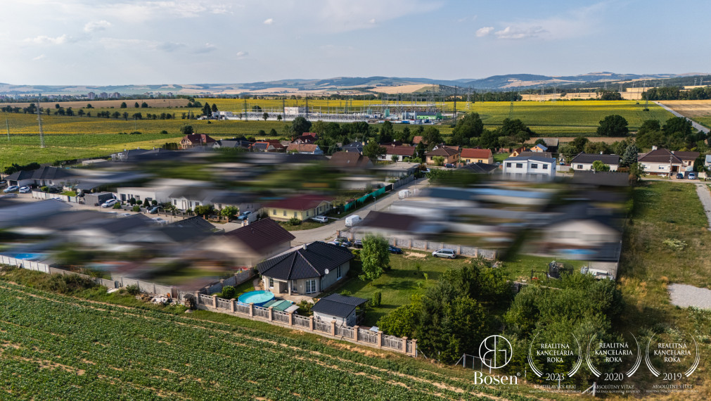 BOSEN | Výnimočný 5 izbový rodinný dom s veľkým pozemkom 1471 m², Senica – Košutovec
