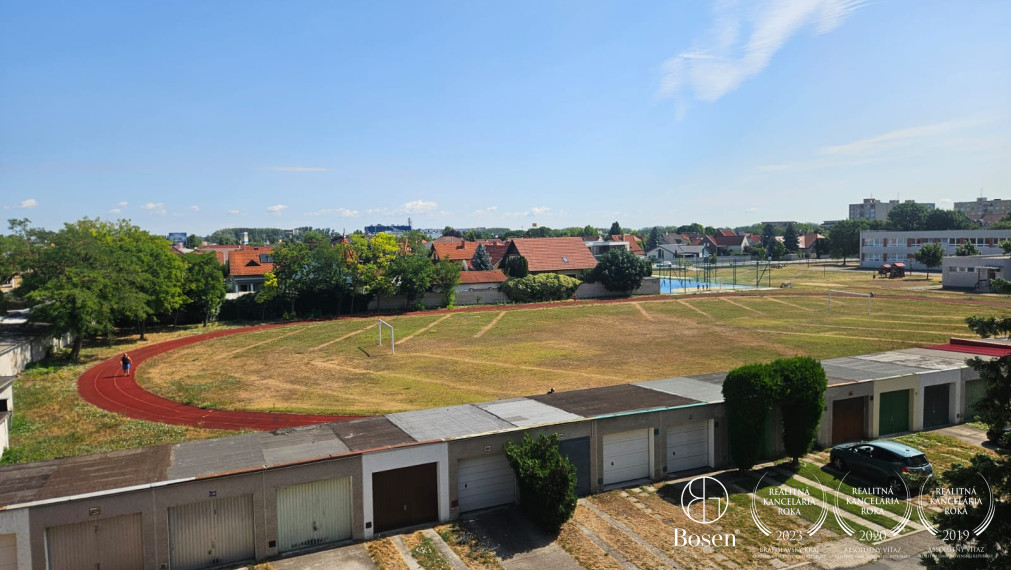 BOSEN | Priestranný 4-izbový byt s balkónom v centre Dunajskej Stredy