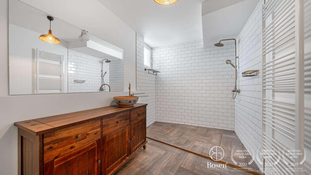BOSEN | Priestranný 5-izbový byt s ateliérom a strešnou terasou, 160 m²