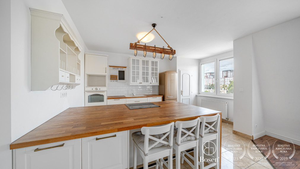 BOSEN | Priestranný 5-izbový byt s ateliérom a strešnou terasou, 160 m²