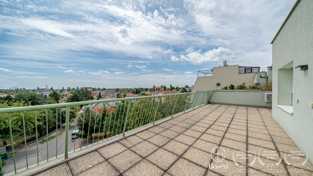 BOSEN | Priestranný 5-izbový byt s ateliérom a strešnou terasou, 160 m²
