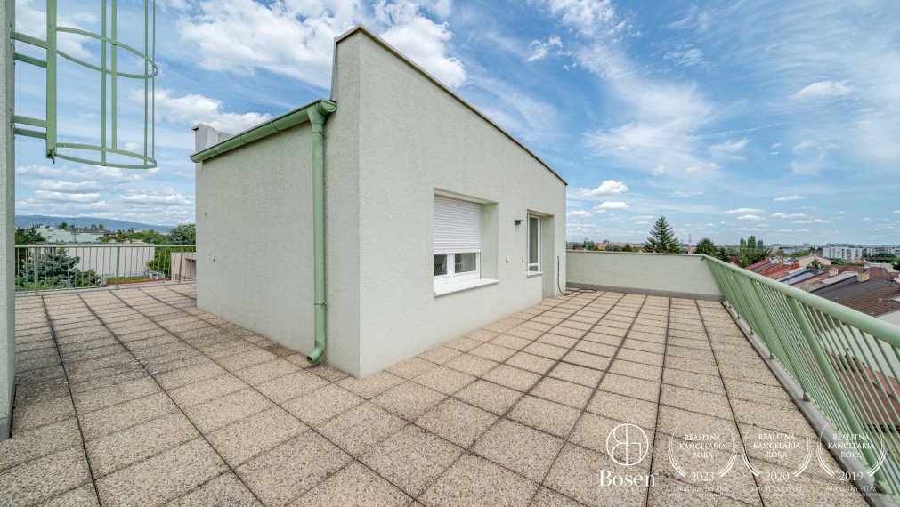 BOSEN | Priestranný 5-izbový byt s ateliérom a strešnou terasou, 160 m²