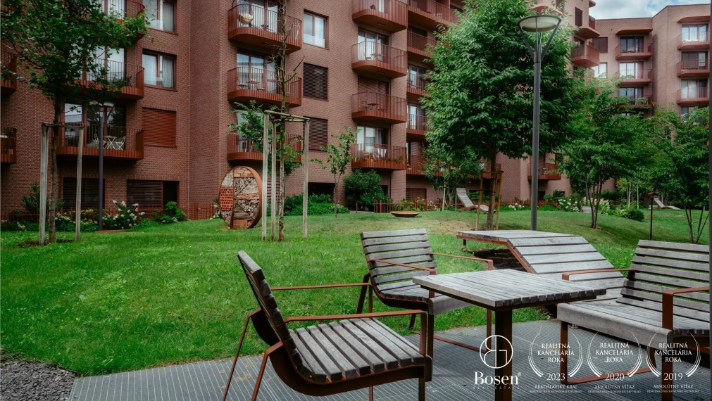 Prenájom štýlového 2‑izb. bytu s balkónom a garážou |ZWIRN|