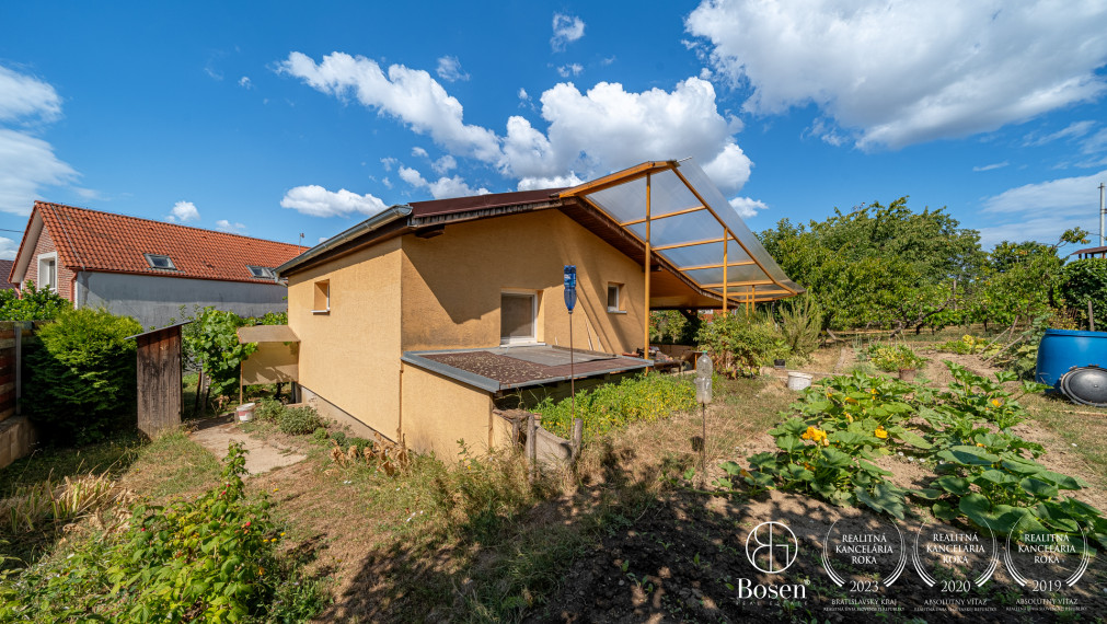 BOSEN | Stavebný pozemok s kompletnými IS a vzrastlou zeleňou | Šenkvice | 1 062 m²
