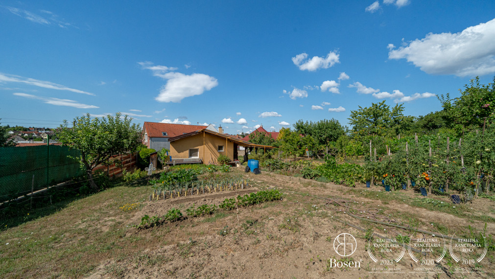 BOSEN | Stavebný pozemok s kompletnými IS a vzrastlou zeleňou | Šenkvice | 1 062 m²